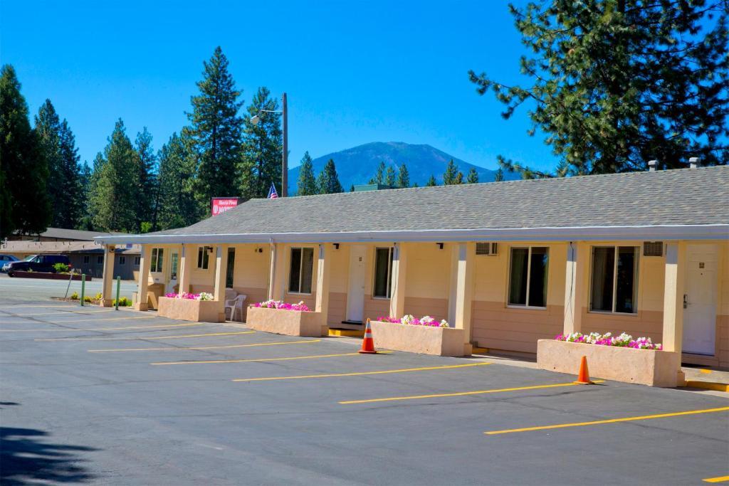 Shasta Pines Motel & Suites Burney Extérieur photo